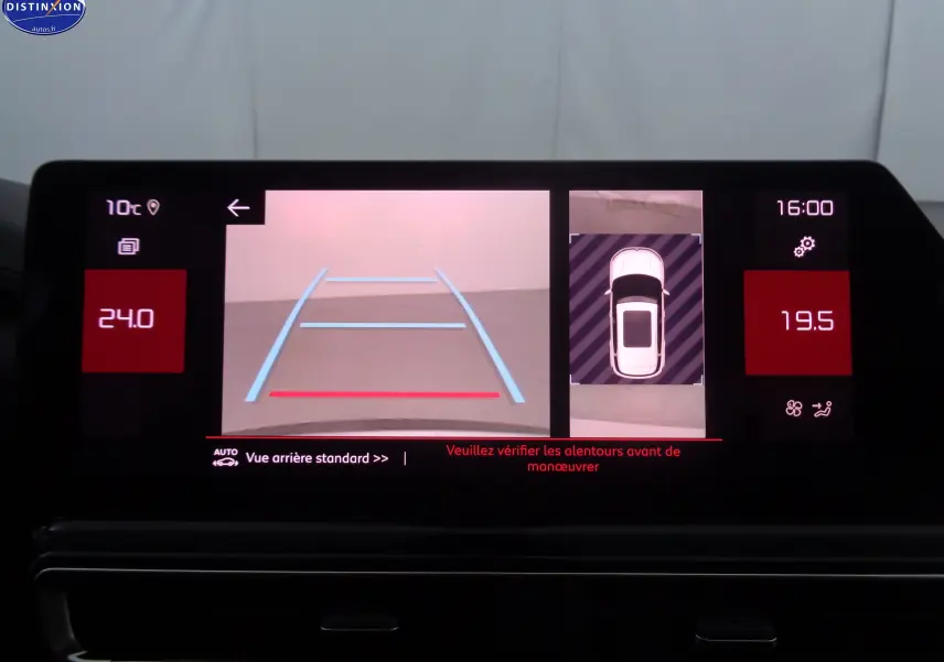 Écran multimédia du Citroën C5 Aircross 2022 affichant la caméra de recul et la vue 360° intérieure.