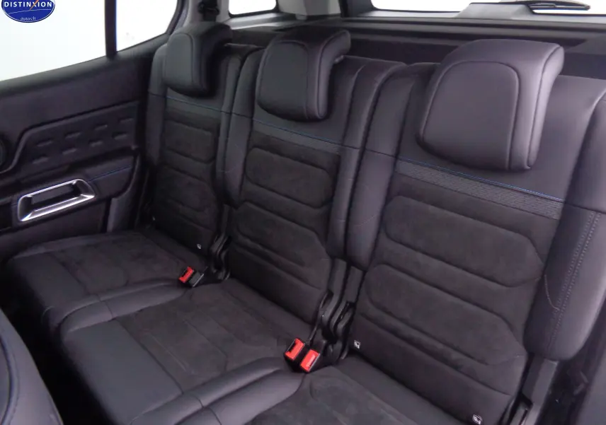 Vue intérieure sur la banquette arrière en cuir noir du Citroën C5 Aircross 2022, finition Shine.