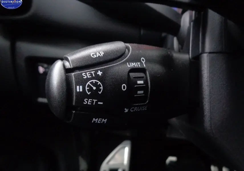 Gros plan sur la commande de régulateur de vitesse du Citroën C5 Aircross gris, côté gauche du volant.