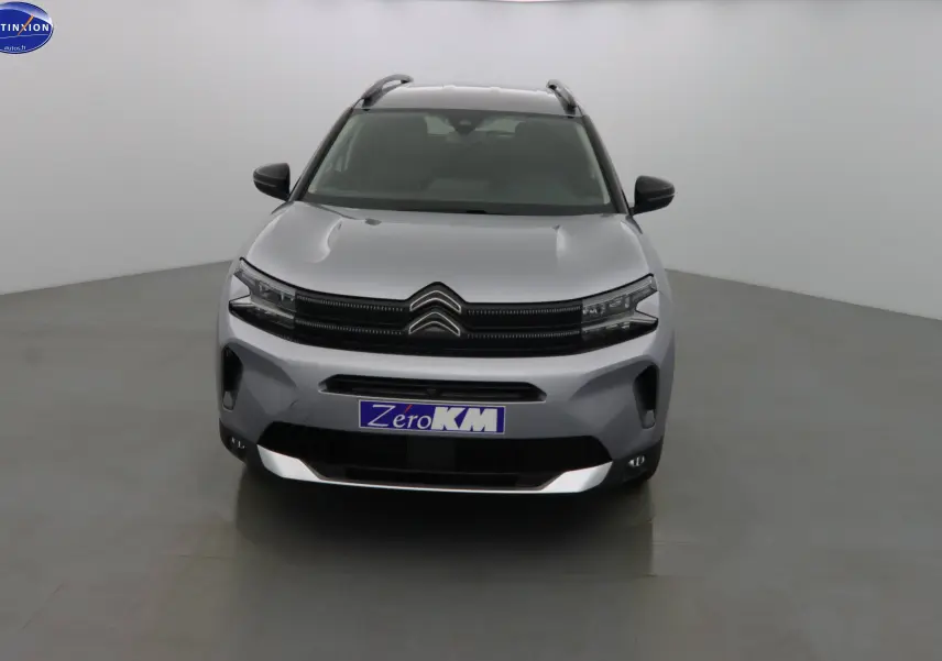 Vue frontale d'un Citroën C5 Aircross gris Artense métal avec calandre noire et plaques Zéro KM.