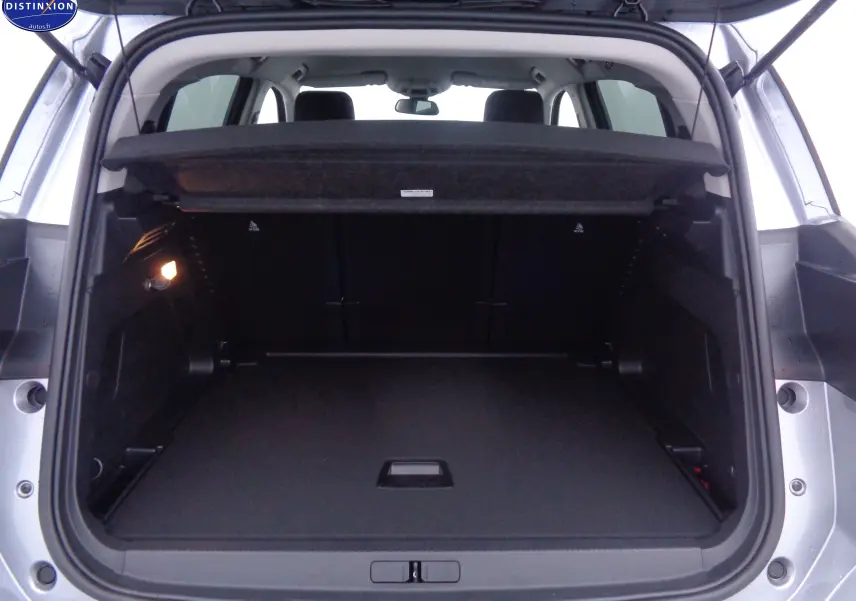 Coffre ouvert vu de l'arrière d'un Citroën C5 Aircross gris Artense, montrant un espace de chargement spacieux et propre.
