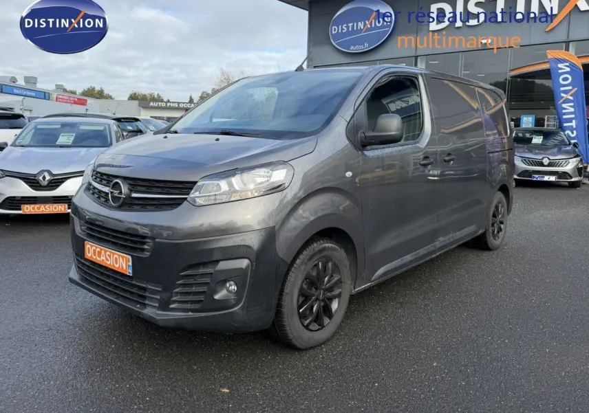 Opel Vivaro Fourgon gris Pierre de Lune métallisé vu en 3/4 avant droit avec jantes noires et calandre noire.