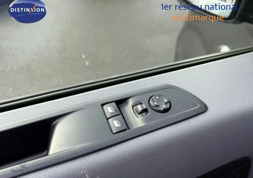 Commande des vitres et réglage des rétroviseurs côté conducteur de l'Opel Vivaro Fourgon gris Pierre de Lune métallisé.