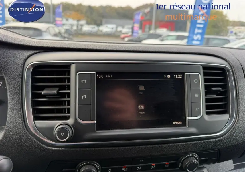 Tableau de bord de l'Opel Vivaro Fourgon gris Pierre de Lune, avec écran tactile central et commandes climatisation visibles.