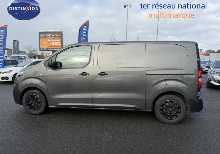 Profil côté gauche d'un Opel Vivaro Fourgon gris Pierre de Lune métallisé, avec jantes noires et carrosserie lisse.
