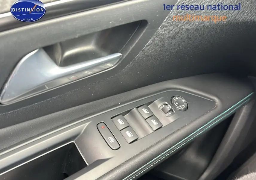 Gros plan sur la commande des vitres et rétroviseurs côté conducteur d'un Peugeot 5008 bleu de 2024.
