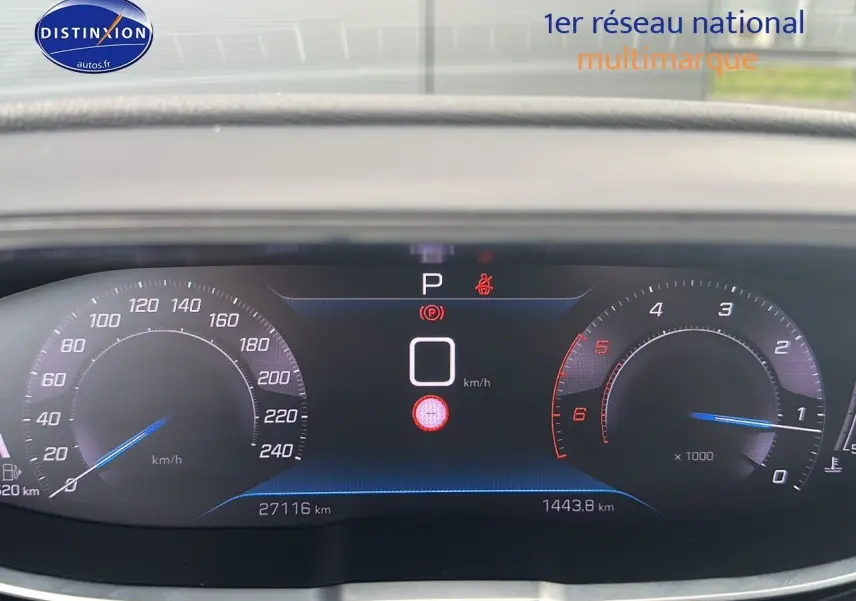 Tableau de bord numérique du Peugeot 5008 bleu 2024 affichant vitesse à zéro et compte-tours au ralenti.