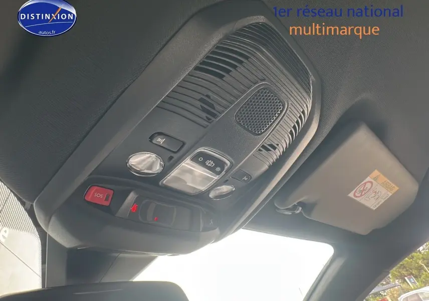 Vue intérieure du plafonnier avec commandes d’éclairage et bouton SOS du Peugeot 5008 bleu 2024.