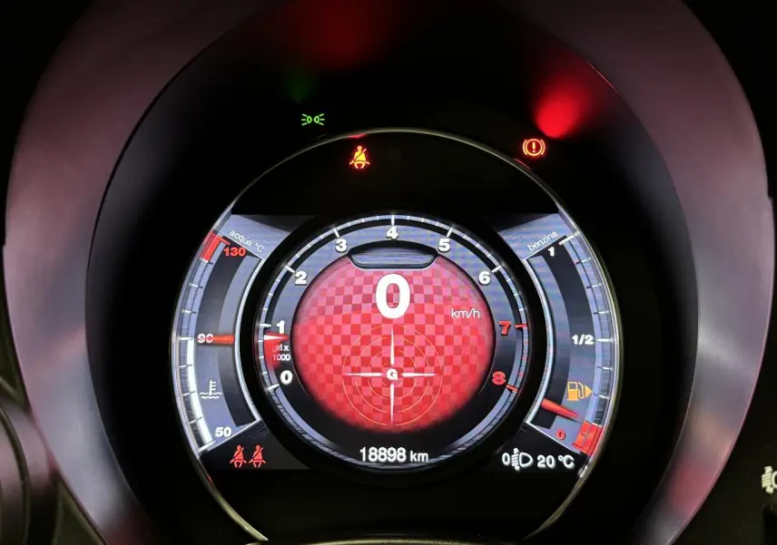 Gros plan sur le compteur digital rouge de l'Abarth 595 Competizione noir, affichant 18 898 km et vitesse à 0 km/h.