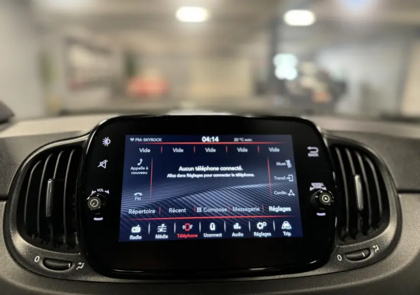 Écran tactile central Uconnect 7'' HD affichant le menu téléphone dans l’habitacle d’une ABARTH 595 noire.