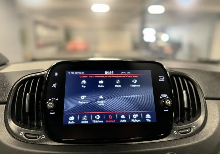 Écran tactile 7 pouces du système Uconnect au tableau de bord noir mat de l'Abarth 595 Competizione.