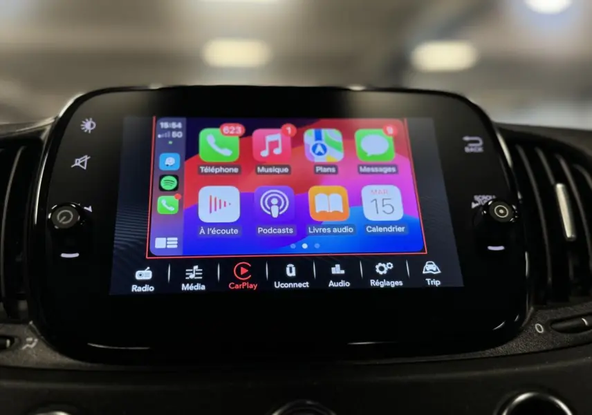 Écran tactile 7 pouces Uconnect avec Apple CarPlay actif dans l'habitacle de l'Abarth 595 Competizione noire