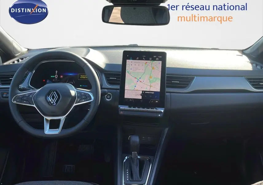 Intérieur du Renault Captur E-Tech 2025 vu de face, tableau de bord noir avec écran tactile central et volant multifonction.