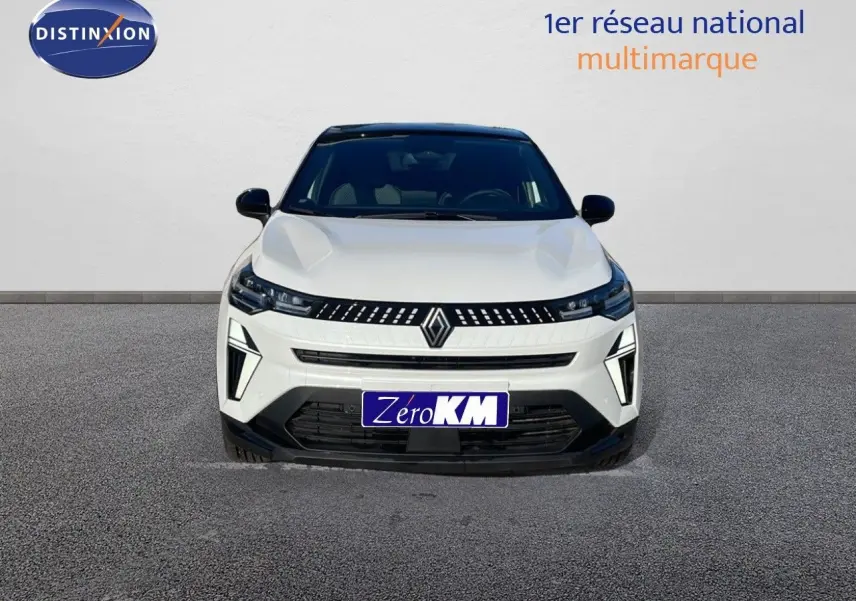 Vue avant d'un Renault Captur E-Tech hybride blanc nacré avec toit noir, mettant en valeur sa calandre moderne et ses phares LED.