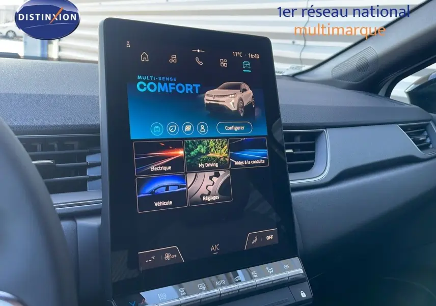 Écran tactile central du tableau de bord du Renault Captur E-Tech blanc nacré, vue intérieure côté passager.