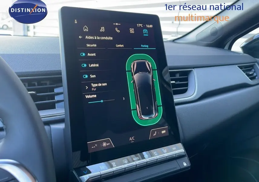 Vue intérieure du tableau de bord du Renault Captur E-Tech Hybrid 2025, avec écran tactile affichant aides à la conduite.