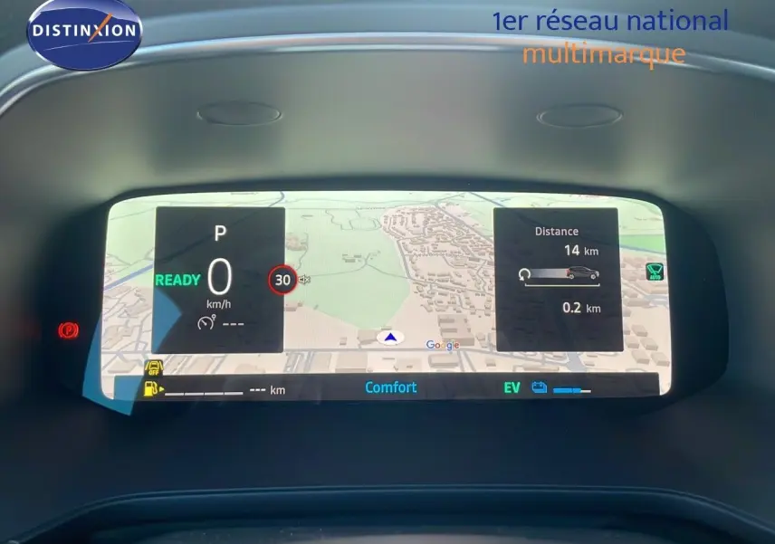 Tableau de bord numérique du Renault Captur E-Tech Hybrid 2025 affichant la navigation et les informations de conduite.