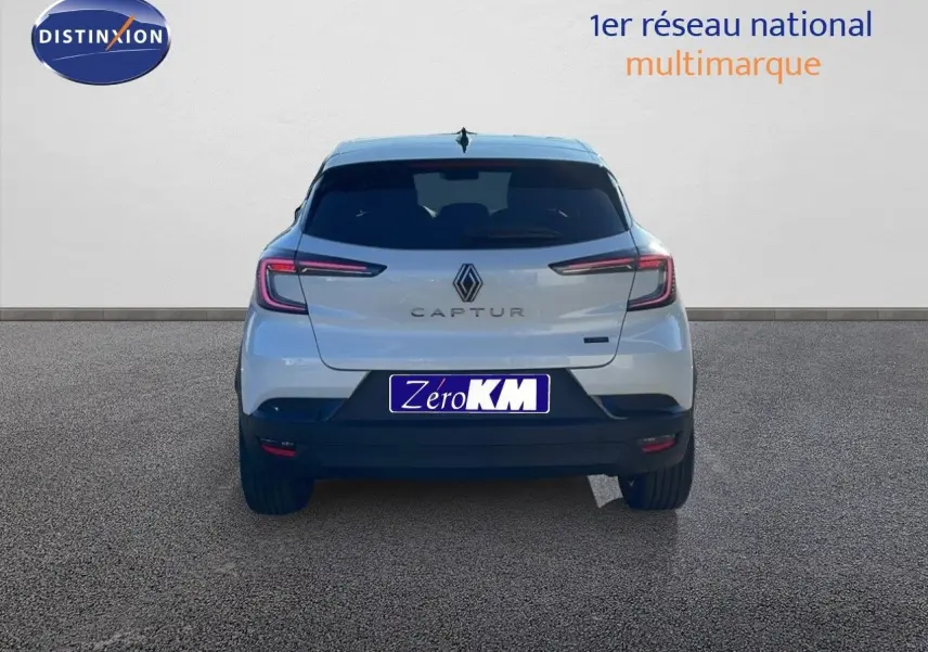 Vue arrière d'un Renault Captur blanc nacré avec toit noir, mettant en valeur ses feux LED caractéristiques.