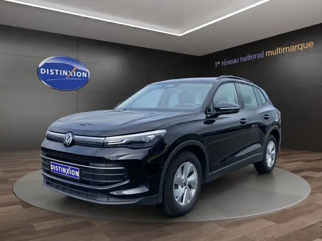 Volkswagen Tiguan III noir en 3/4 avant droit, SUV compact avec calandre moderne et jantes argentées visibles.