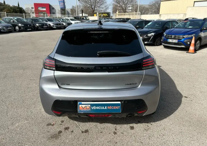 Vue arrière d'une Peugeot 208 Hybrid 110 e-DCS6 Allure gris 2024, avec feux arrière LED et lunette teintée.