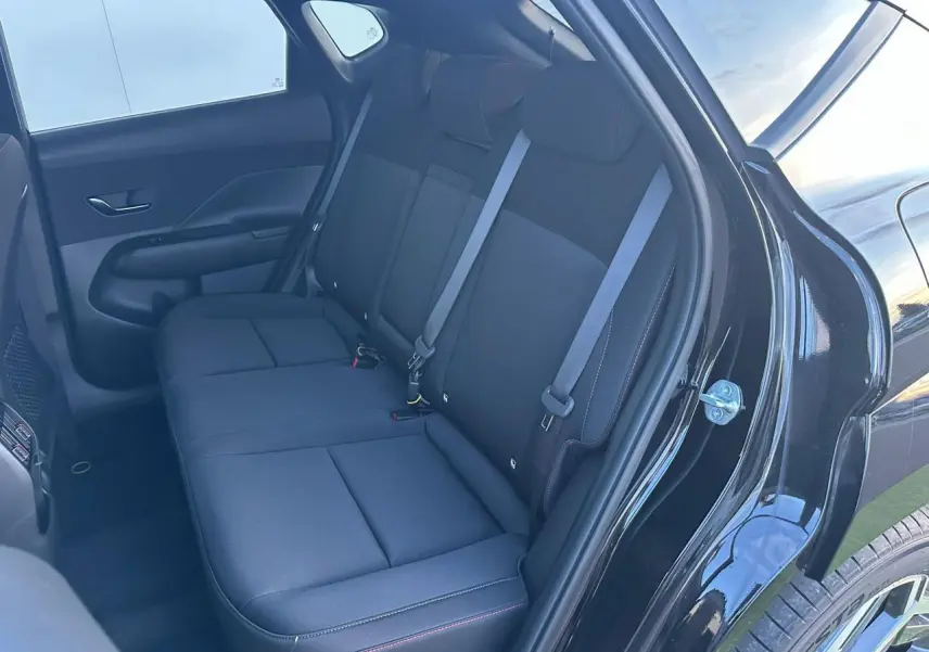 Vue côté droit des sièges arrière noirs du Hyundai KONA II 1.6 Hybrid N Line 2026 avec portières ouvertes.