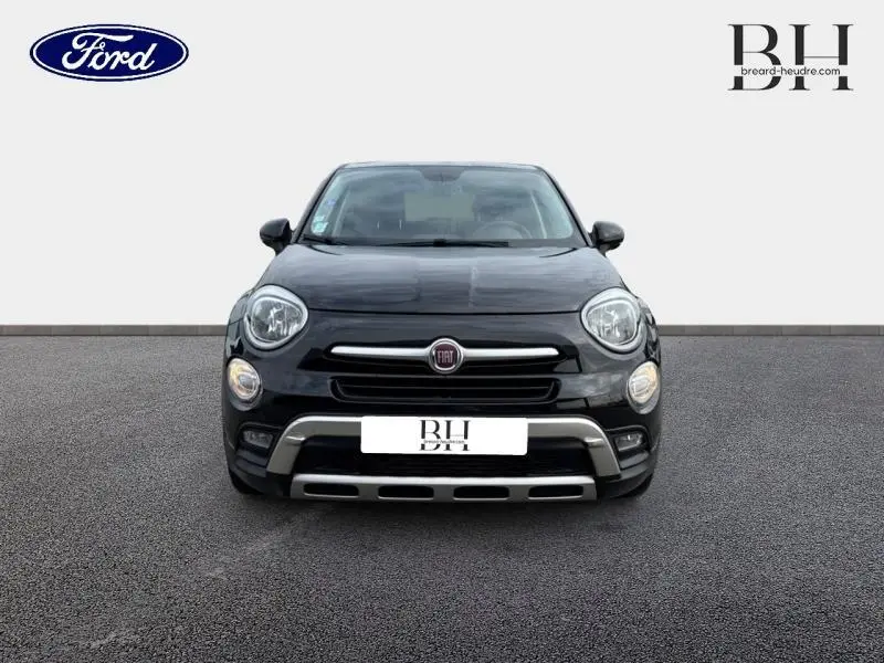 Vue avant d'une FIAT 500X noire Cinéma pastel avec bouclier et calandre chromés sur fond neutre.