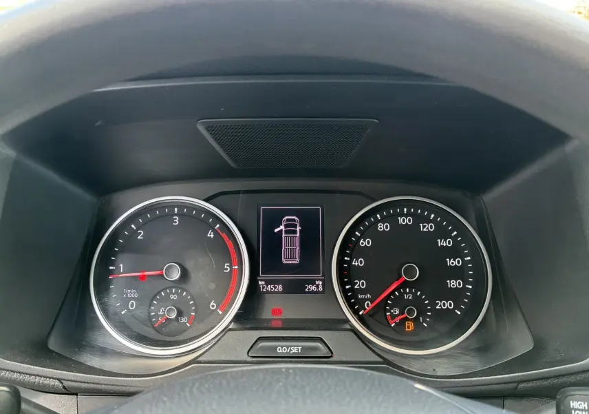 Vue rapprochée du tableau de bord du Volkswagen Crafter blanc, affichant compte-tours, vitesse et écran central.