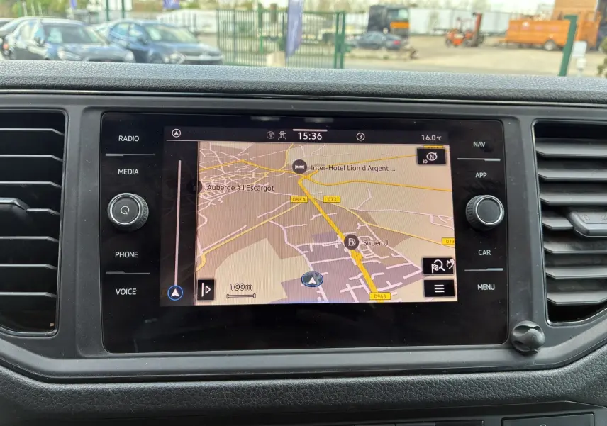 Écran tactile de navigation du Volkswagen Crafter 2.0 TDI blanc, vue intérieure centrée sur la console centrale.