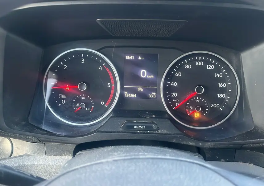 Vue 3/4 arrière droite d'un Volkswagen Crafter blanc avec galerie de toit et échelle métallique arrière.