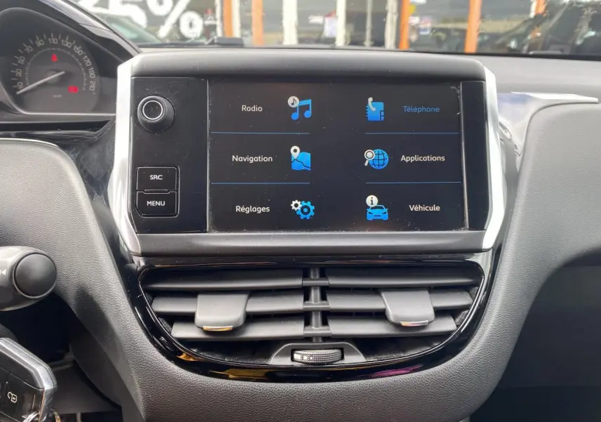 Vue rapprochée de l’écran tactile central et des commandes d’aération du tableau de bord de la Peugeot 208 gris 2018.