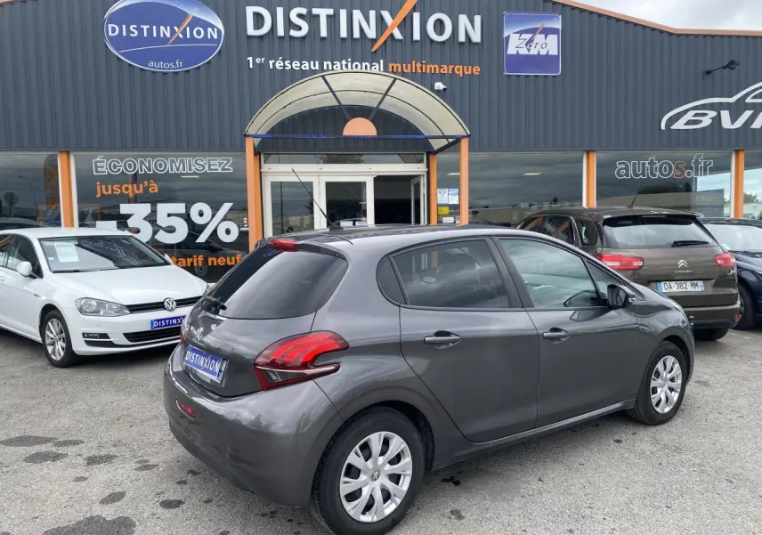 Vue 3/4 arrière droite d'une Peugeot 208 gris métallisé 2018, avec feux arrière LED et jantes acier à enjoliveurs.