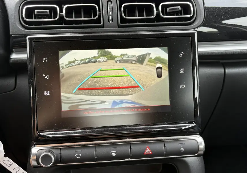 Écran tactile intérieur de Citroën C3 2019 beige montrant l’image de la caméra de recul avec guidage coloré.