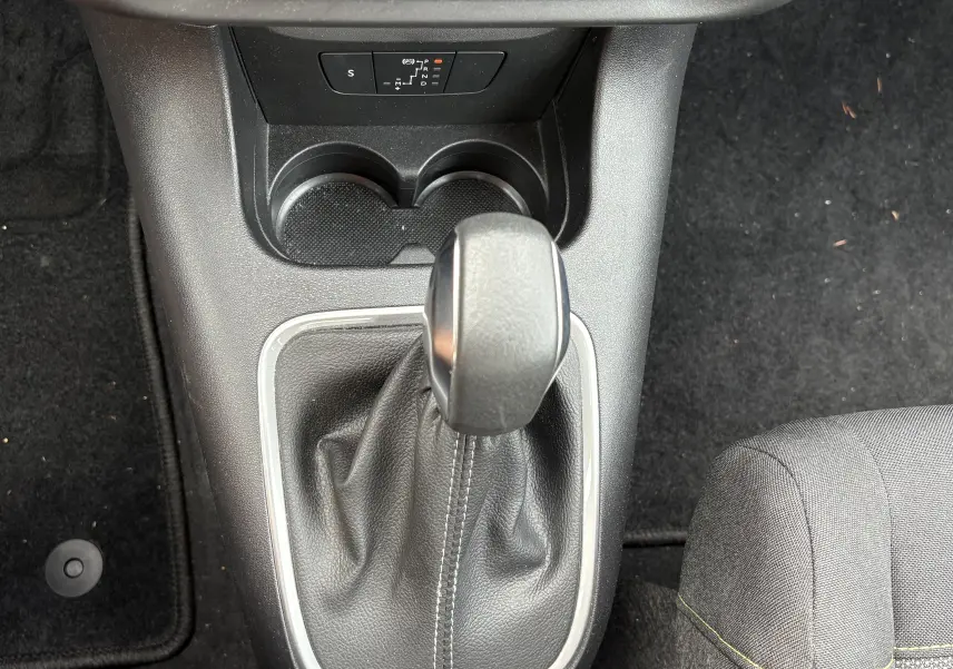 Le levier de vitesse automatique noir de la Citroën C3 2019, avec console centrale et siège tissu gris visible.