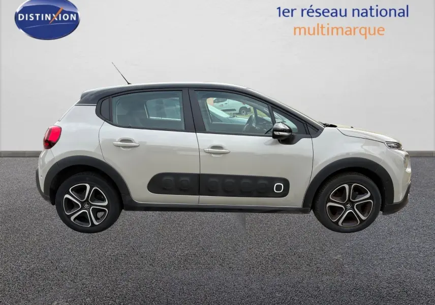 Vue latérale droite d'une Citroën C3 beige 2019 avec protections noires sur les portières et jantes alliage.
