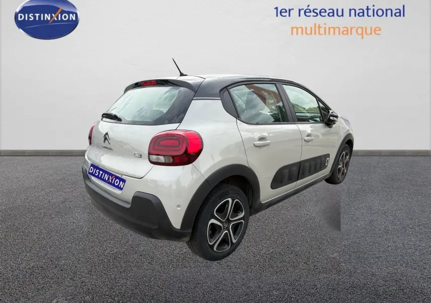 Citroën C3 beige vue 3/4 arrière droit, avec protections latérales noires et toit noir contrasté.