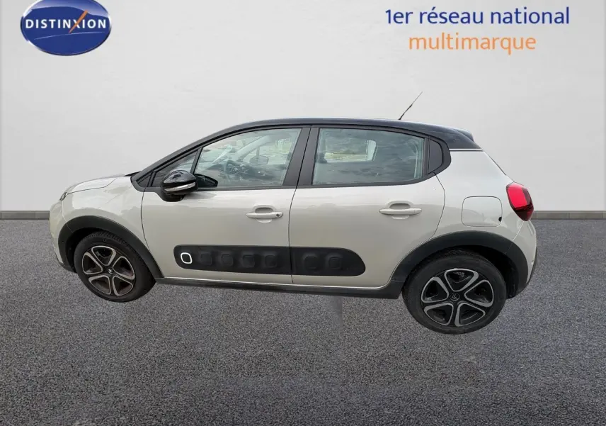 Vue de profil côté gauche d'une Citroën C3 beige 2019 avec protections noires sur les portières et jantes originales.