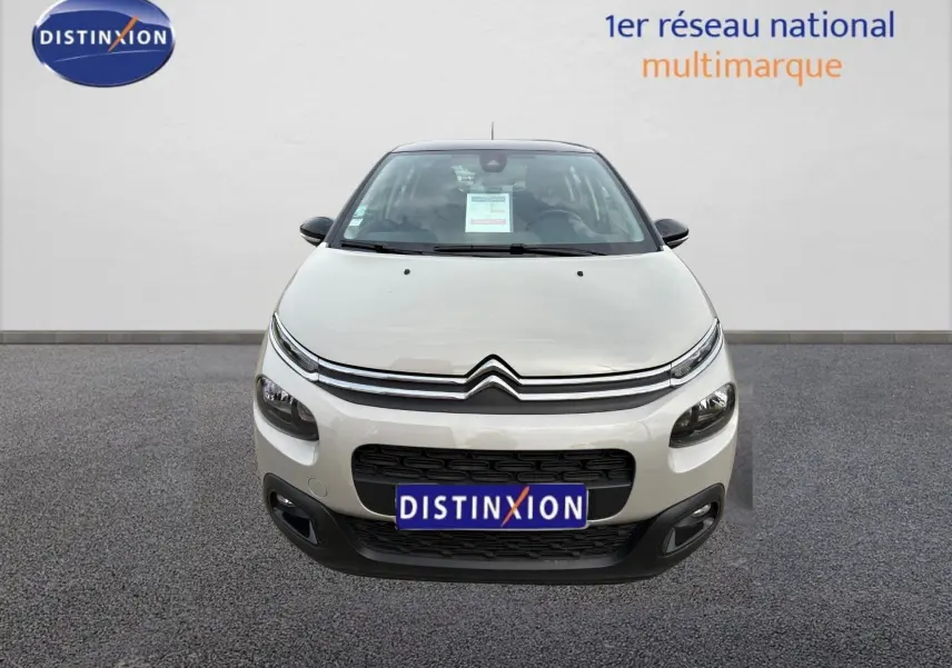 Vue frontale d'une Citroën C3 beige 2019 avec calandre chromée et logo distinctif Citroën.