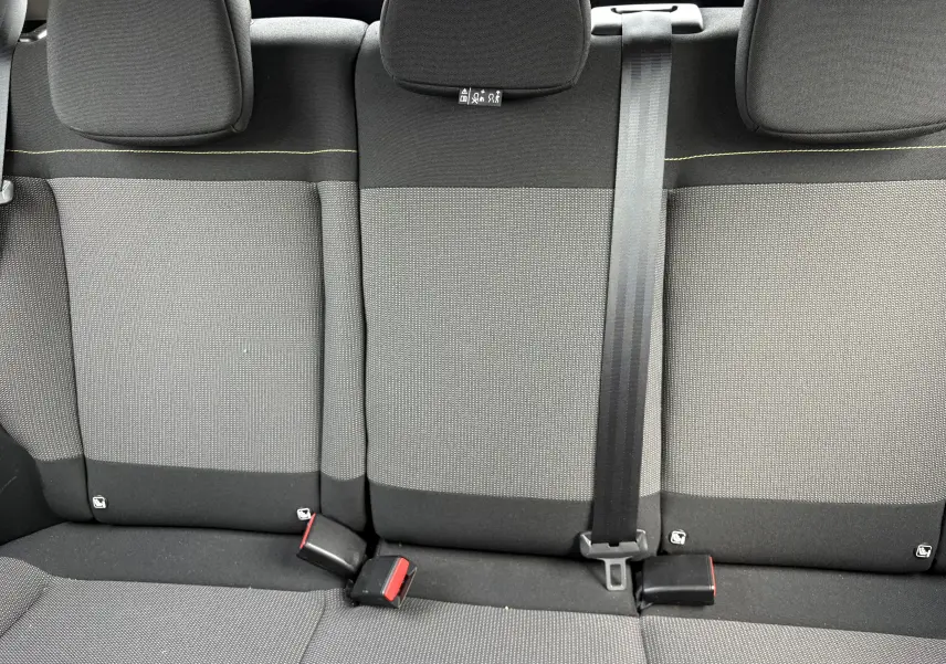 Vue rapprochée des sièges arrière gris et noirs du Citroën C3 2019, sans visibilité de la carrosserie beige.