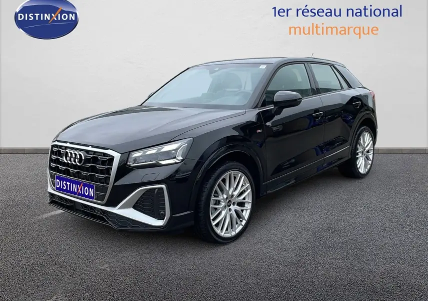 Audi Q2 noir mito metal en 3/4 avant droit, avec jantes alliage et calandre S-Line distinctive.