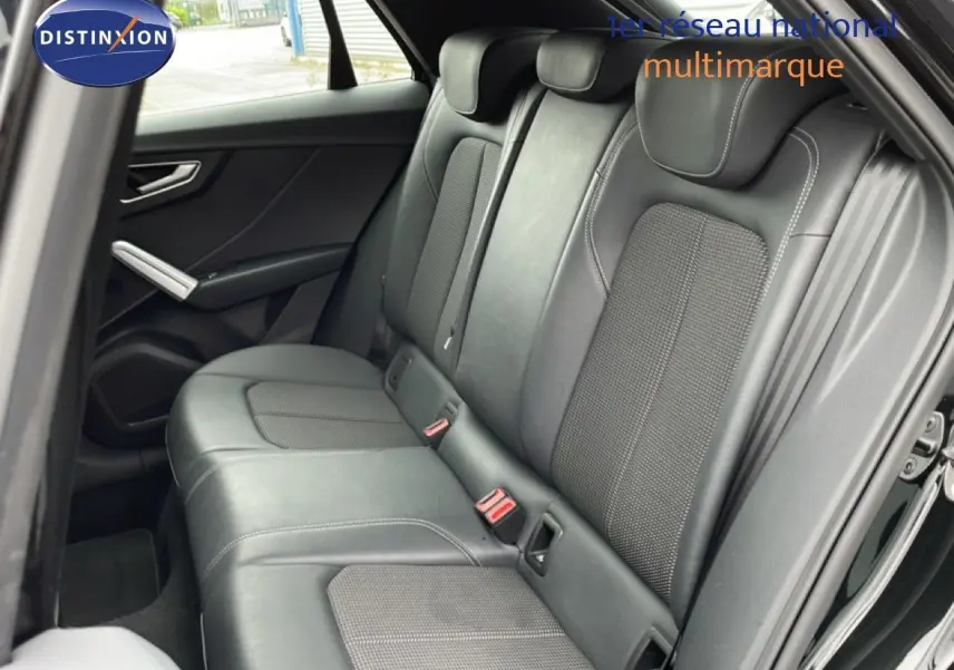 Vue intérieure côté gauche des sièges arrière en cuir noir du SUV Audi Q2 35 2.0 TDI S-Line 2025.
