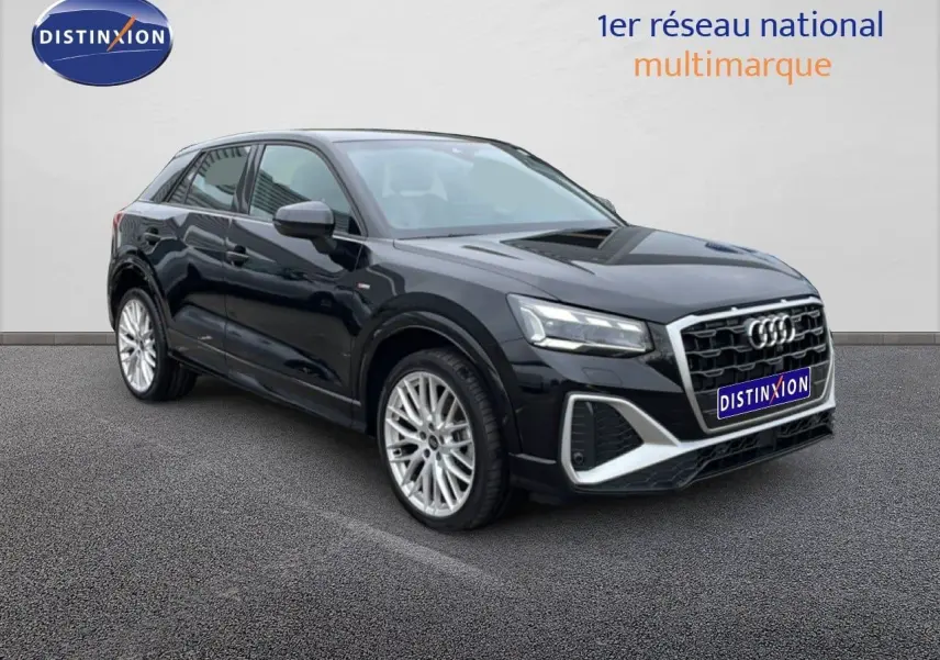 Audi Q2 noir mito metal en 3/4 avant droit, avec calandre hexagonale et jantes alliage argentées distinctives.