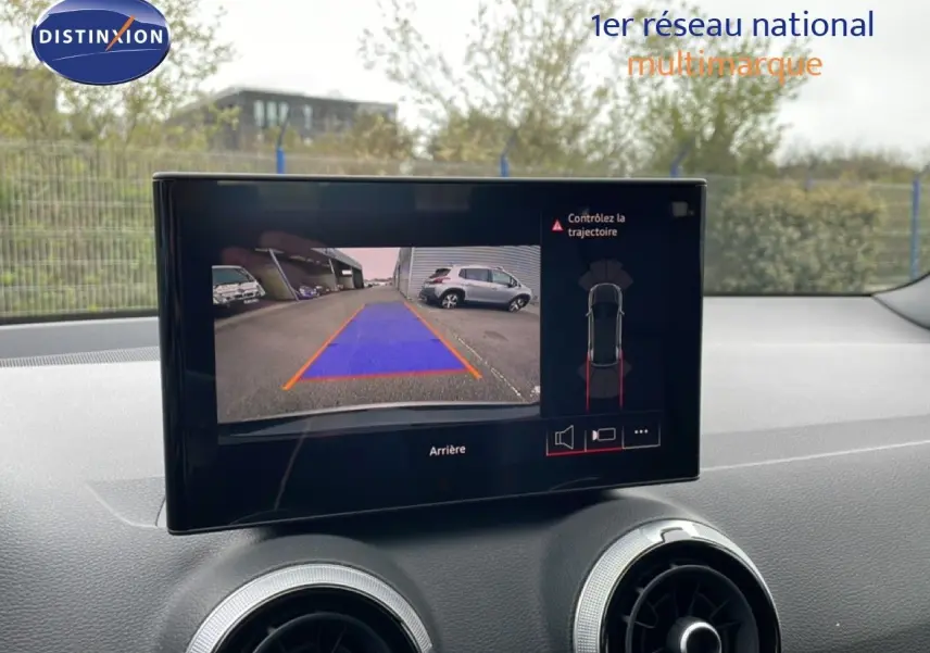 Écran central affichant la caméra de recul de l'Audi Q2 noir mito metal, vue intérieure sur tableau de bord.