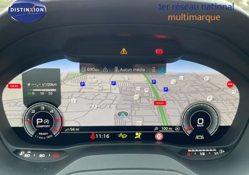 Vue rapprochée du tableau de bord numérique de l'Audi Q2 2025 noir mito metal, affichant la navigation et les instruments.