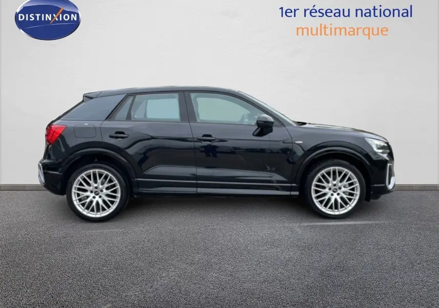 Audi Q2 S-Line noir mito metal vue de profil côté gauche, avec jantes alliage 19 pouces et détails sportifs visibles.