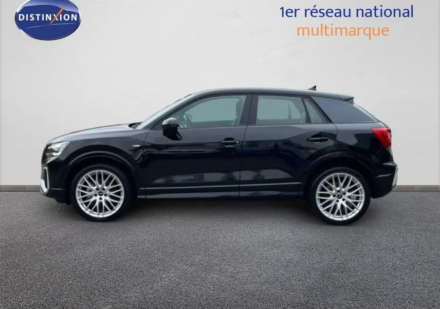 Audi Q2 noir mito metal en profil droit, mettant en valeur ses jantes alliage 19 pouces et sa silhouette compacte.