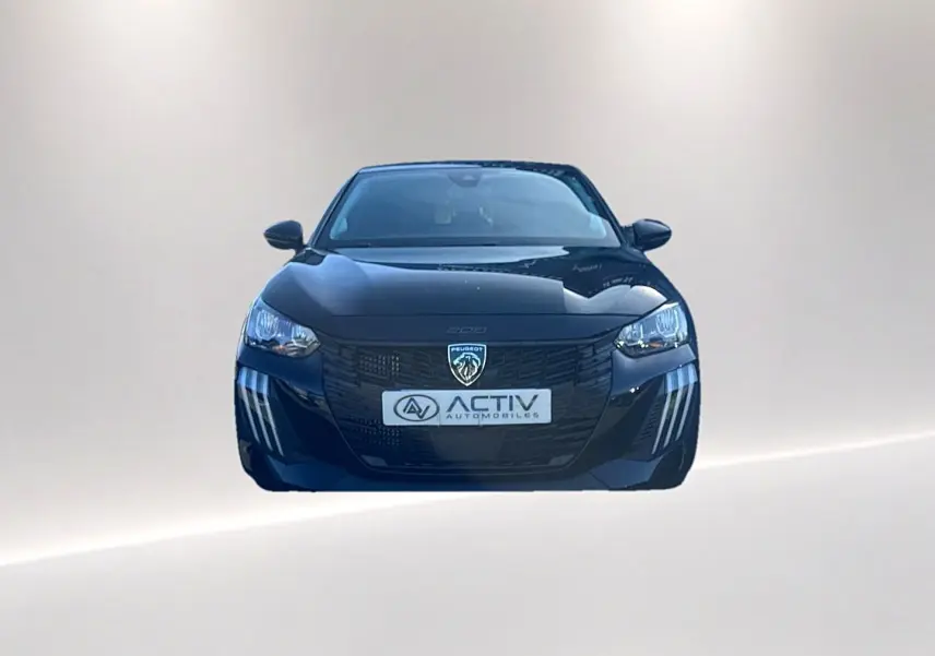 Vue frontale d'une Peugeot 208 noire 2025 avec calandre marquée et phares LED distinctifs.