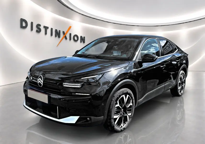 Citroën C4 X noir vue 3/4 avant droit en intérieur avec jantes alliage et phares LED distinctifs.