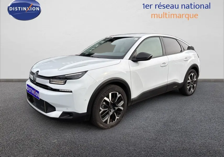 Vue 3/4 avant droite d'une Citroën C4 blanc Okenite métallisé avec jantes bicolores et détails noirs contrastants.