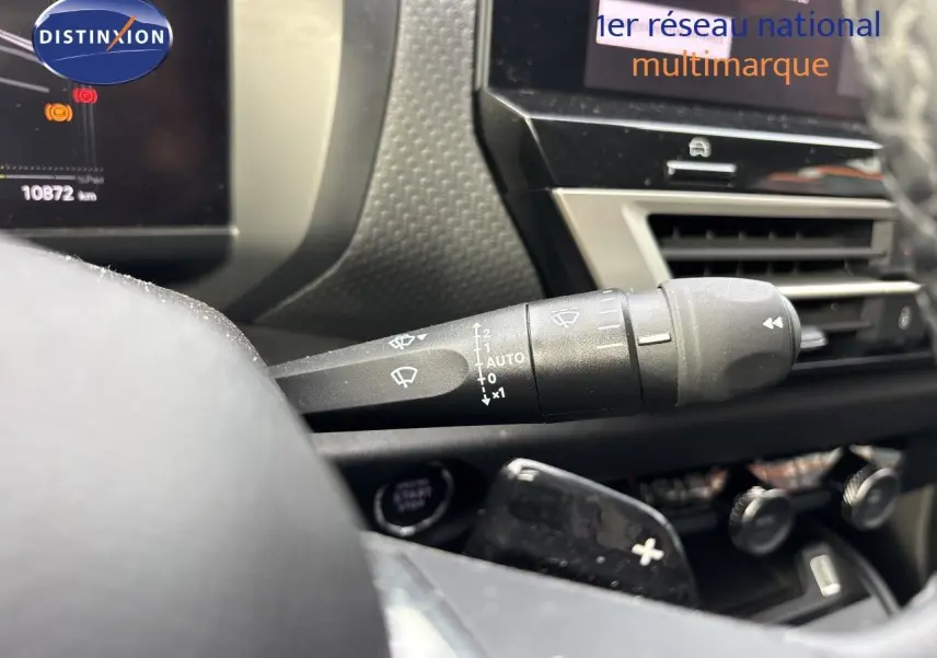 Gros plan sur la commande d’essuie-glace côté droit dans l’habitacle d’une Citroën C4 blanche 2025.