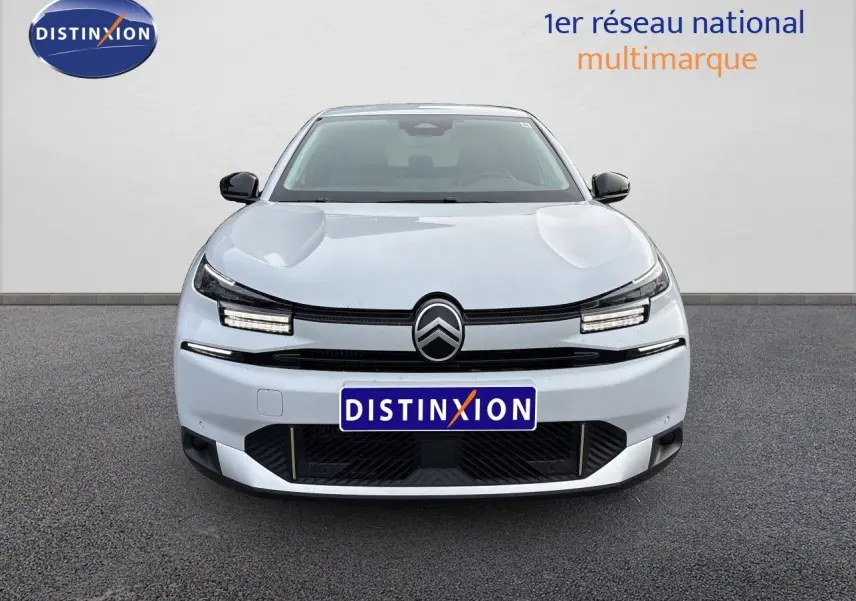 Vue frontale d'une Citroën C4 Hybrid 145ch blanche Okenite Metal avec calandre noire et feux LED distinctifs.